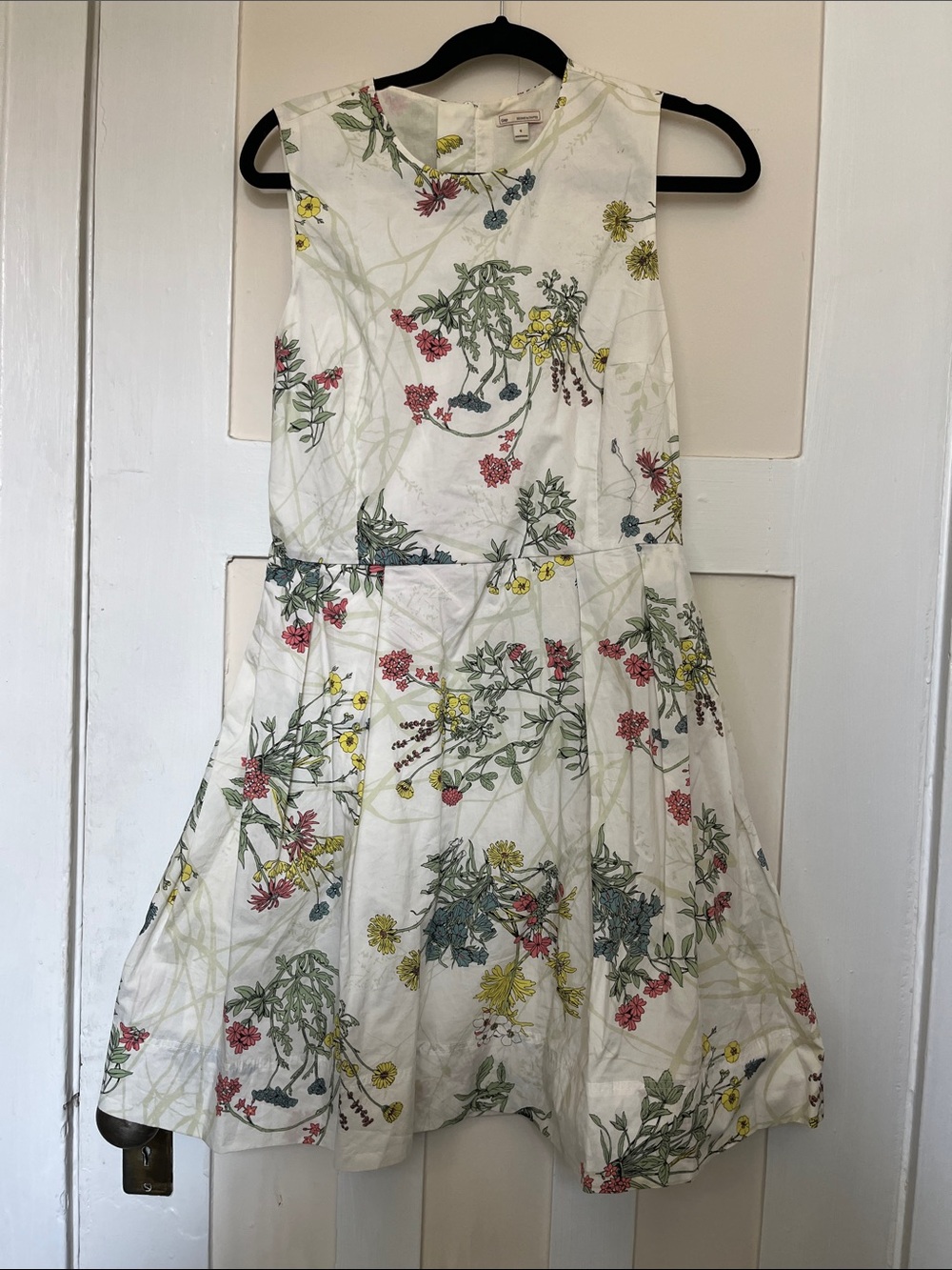 GAP White Floral Sleeveless Pleated Fit-and-Flare Midi Dress